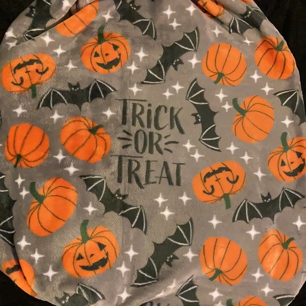 Trick or Treat throw blanket *FIRM PRICE*